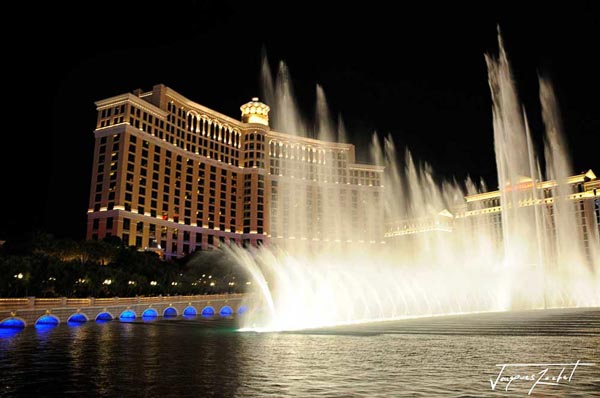 Las Vegas de nuit, show de jets d'eau devant un grand hôtel