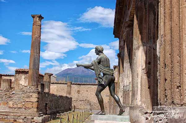 cité antique de pompéi en italie, victime de l'éruption du 24 aout 79 ap. J.C.; Temple d'Apollon, le plus ancien de Pompéi (575-550 av. J.C.)