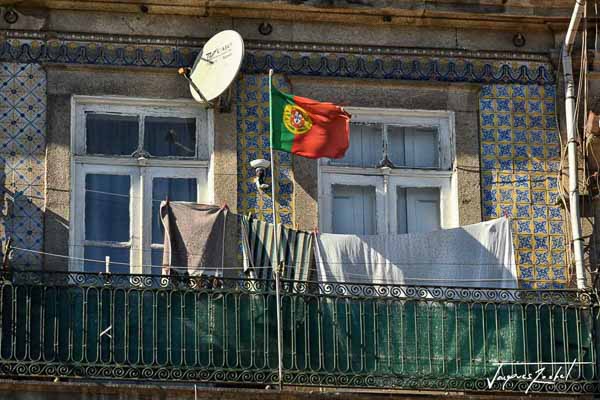 le portugal, drapeau sur une façade