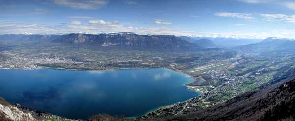 Lac du Bourget en Savoie, France. En face Aix-Les-Bains.