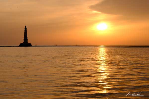 photographie de l'océan Atlantique, couché de soleil sur le phare de Cordouan