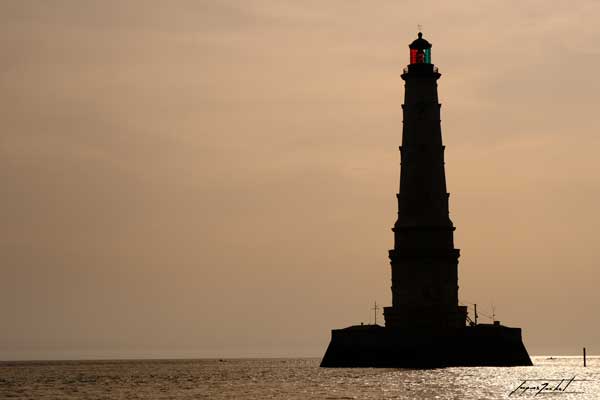 photographie de l'océan Atlantique, couché de soleil sur le phare de Cordouan