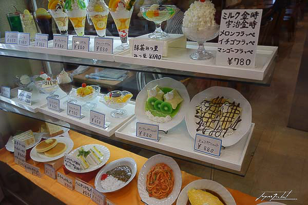 menu dans une vitrine de restaurant à Osaka